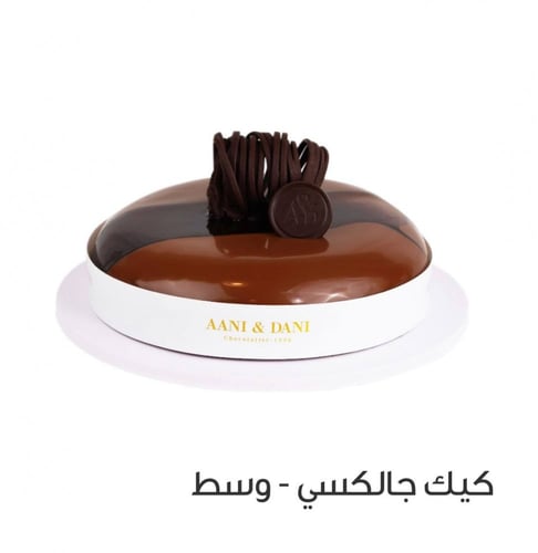 كيكة اني وداني مع ورد على قاعدة