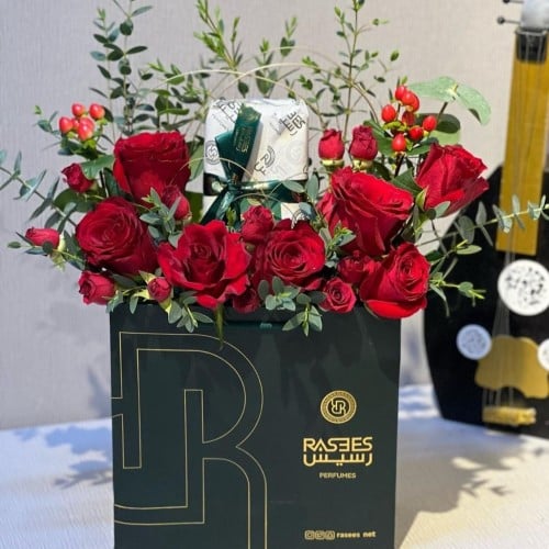 عطر رسيس مع تنسيق ورد