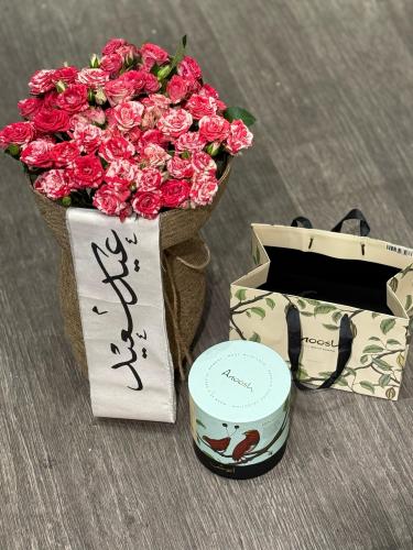 باقة ورد مع شوكلت انوش وشريطة