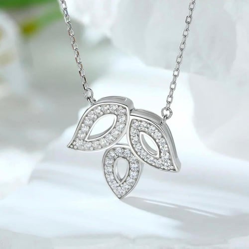 هدية نسائية داخل باقة ورد