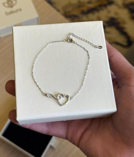 هدية نسائية مع تغليف ورد راقي