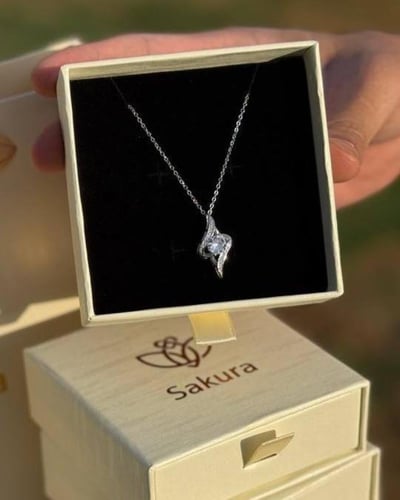 هدية نسائية مع تغليف ورد راقي