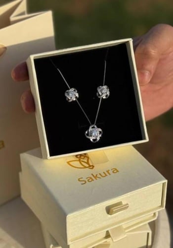 هدية نسائية داخل باقة ورد