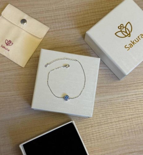 هدية نسائية مع تغليف ورد راقي