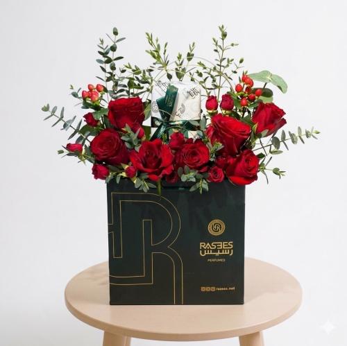 عطر رسيس مع تنسيق ورد