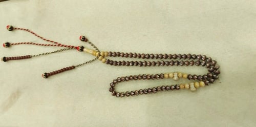 سبحة خشب بقس مقطع