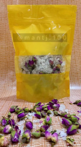 ملح الصخري مع الورد 150 جرام