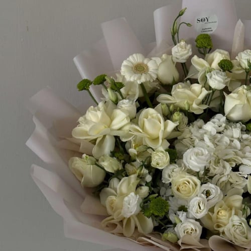 بوكيه ورد أبيض فاخر – تنسيق أنيق بنفحات بياض الفخا...