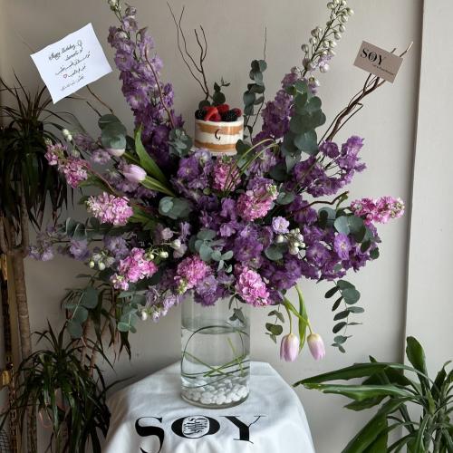 فازة ورد عملاقة مع كيكة جاناش