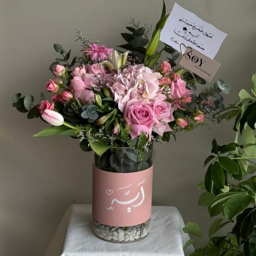 باقة زهور وردية في مزهرية - هدية حب وامتنان