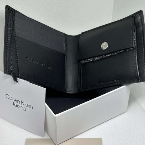 محفظة كالفن كلاين مع الورد - أسود بنقش الشعار CK