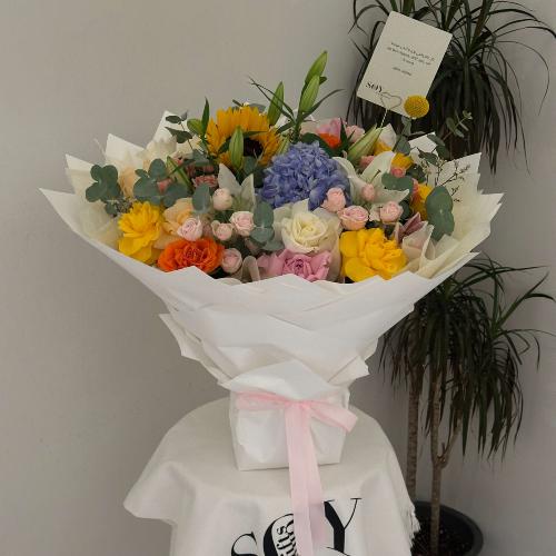 بوكيه إشراقة – ورود ملوّنة طبيعية بتنسيق فاخر