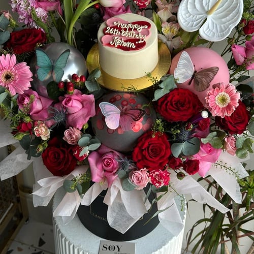 بوكس البيرثداي مع الكيك | لون الورد اختياري