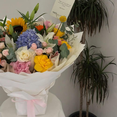 بوكيه إشراقة – ورود ملوّنة طبيعية بتنسيق فاخر