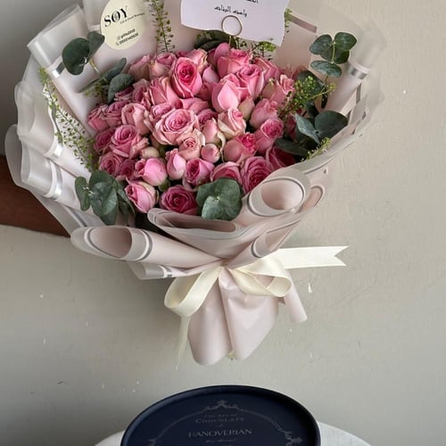 باقة زهور وردية مع شوكولاتة Hanoverian