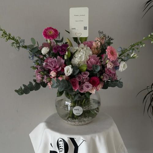 تنسيق زهور فاخر همسة الربيع في فازة زجاجية – هدية...