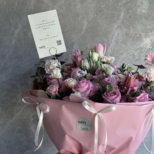 بوكيه ورد وردي فاخر بتغليف أنيق – تنسيق ورود طبيعي...