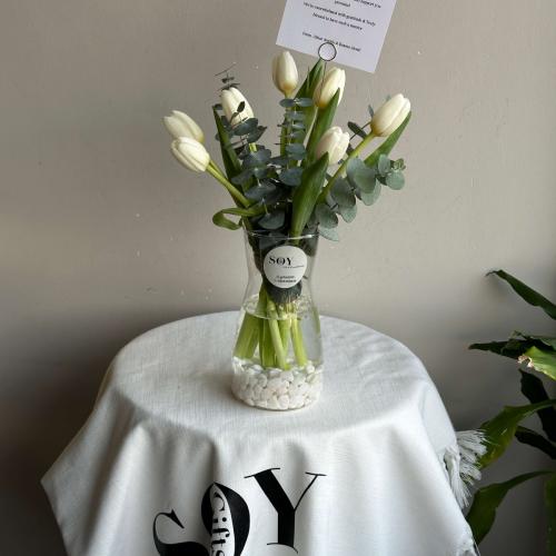 باقة توليب بيضاء طبيعية في مزهرية أنيقة