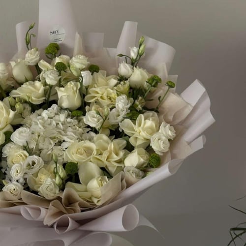 بوكيه ورد أبيض فاخر – تنسيق أنيق بنفحات بياض الفخا...