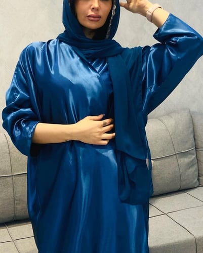 عباية زرقاء قابلة للعكس مع غطاء رأس مزخرف.