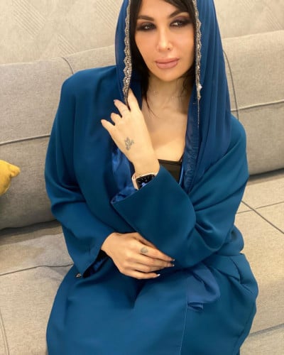 عباية زرقاء قابلة للعكس مع غطاء رأس مزخرف.