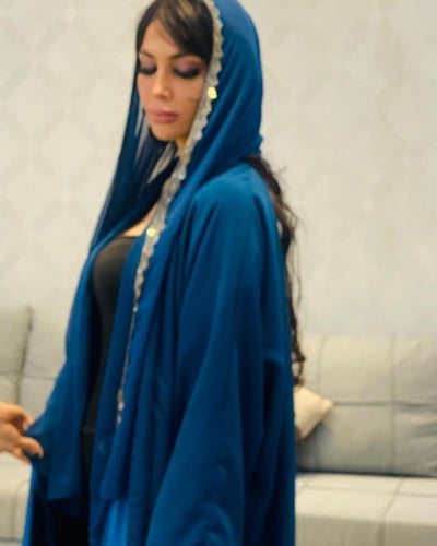 عباية زرقاء قابلة للعكس مع غطاء رأس مزخرف.