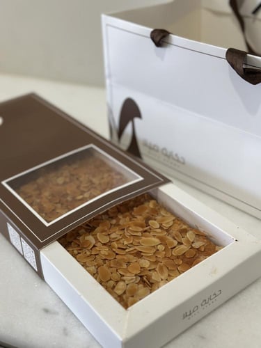 تشيز التمر باللوز المحمص حكاية ميلا