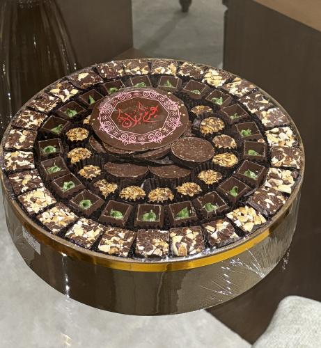 صينية مخمل بني شوكولاته بعبارة العيد