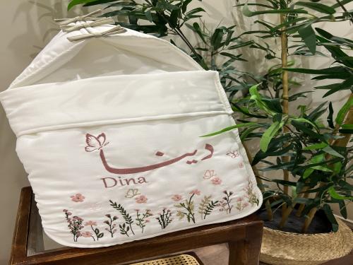 مدس مع تطريز ثيم