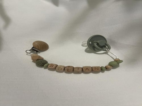 تعليقة لهاية خشبية بالاسم