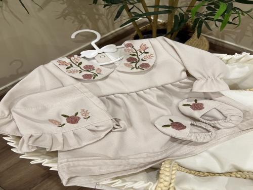 فستان مع تطريز لياقة