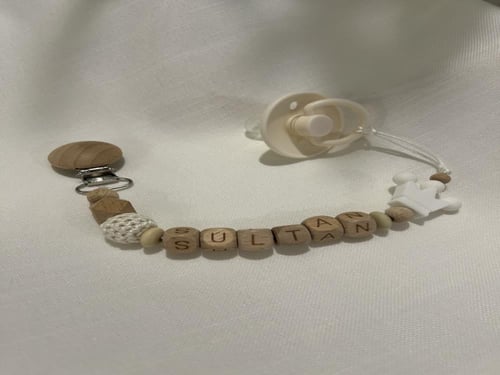 تعليقة لهاية خشبية بالاسم