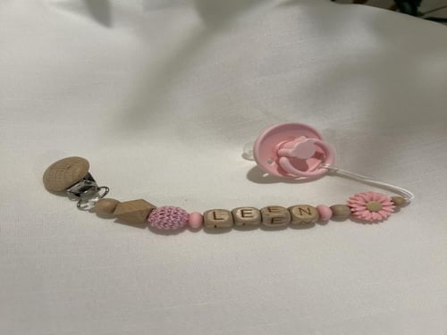 تعليقة لهاية خشبية بالاسم