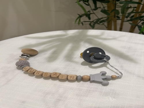 تعليقة لهاية خشبية بالاسم