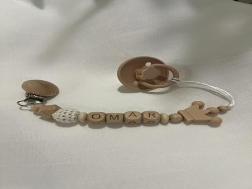 تعليقة لهاية خشبية بالاسم