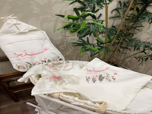 طقم مع تطريز ثيم حسب الطلب