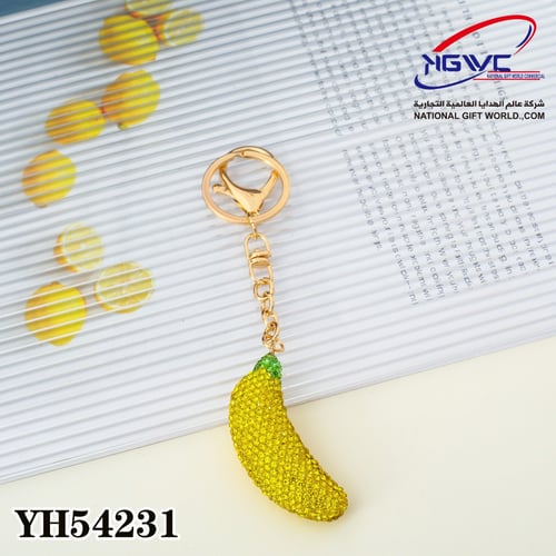 سلسلة مفاتيح ذهبية بتصميم موزة مرصعة بالكريستال