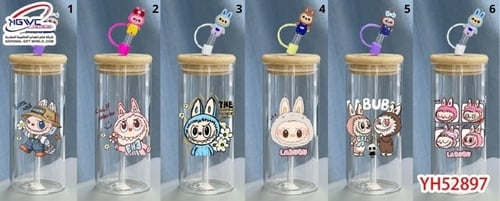 كوب زجاجي شفاف بغطاء خشبي وماصة زجاجية، تتميز بشخص...