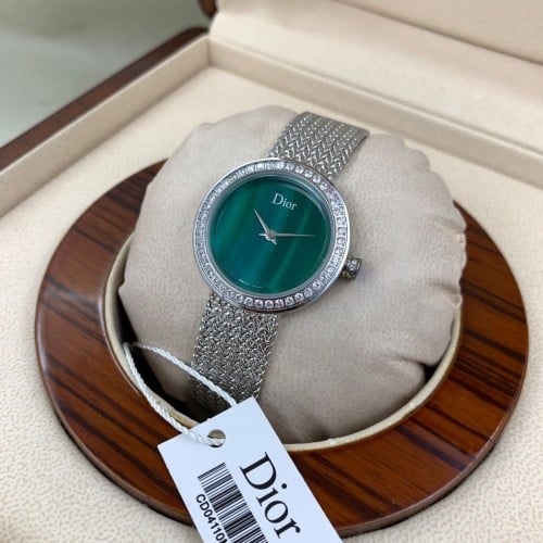 ساعة ديور الانيقة