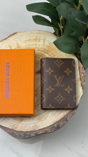 محفظة لويس فيتون مع الملحقات