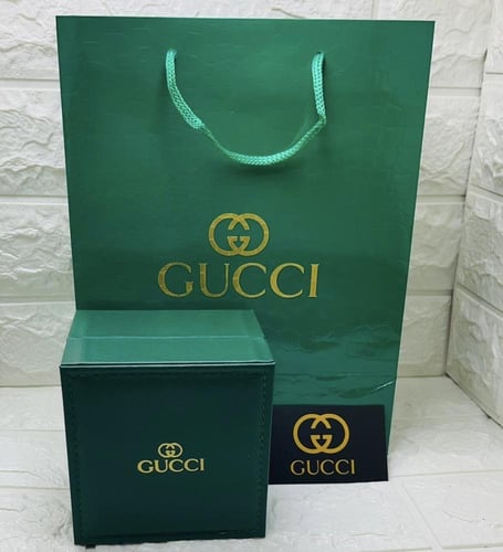 ساعة قوتشي فضي وذهبي بإطار أبيض شامل الملحقات