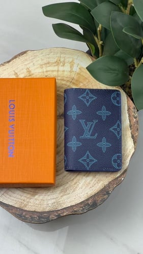 محافظ لويس فيتون مع الملحقات