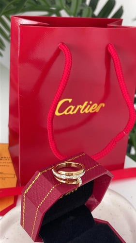 خاتم كارتير ذهبي.