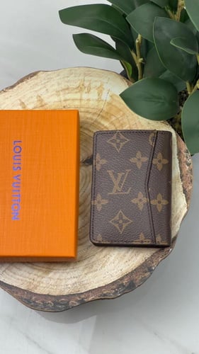 محفظة لويس فيتون مع الملحقات
