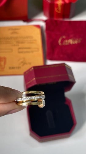 خاتم كارتير ذهبي.