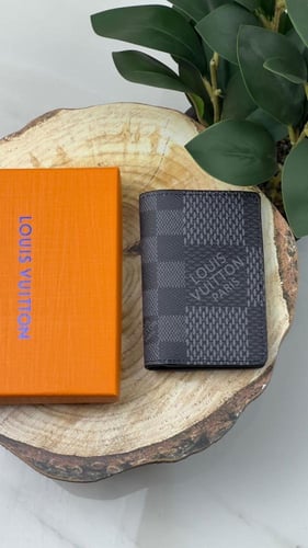 محافظ لويس فيتون مع الملحقات