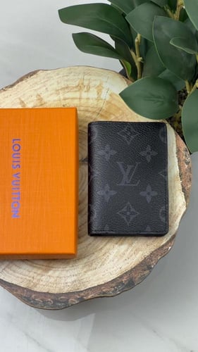محافظ لويس فيتون مع الملحقات