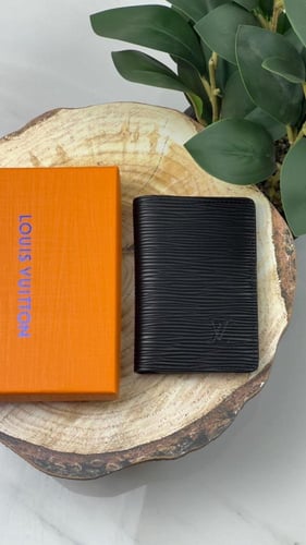 محافظ لويس فيتون مع الملحقات