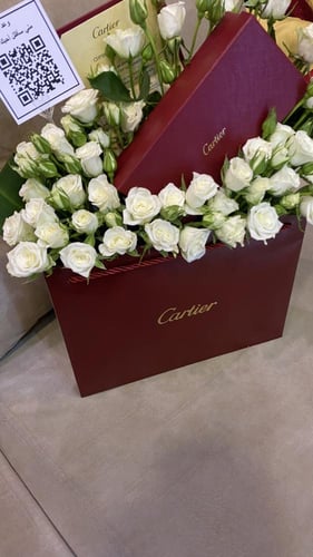 قلم كارتييه مع تنسيق ورد وتوصيل