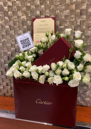 قلم كارتييه مع تنسيق ورد وتوصيل